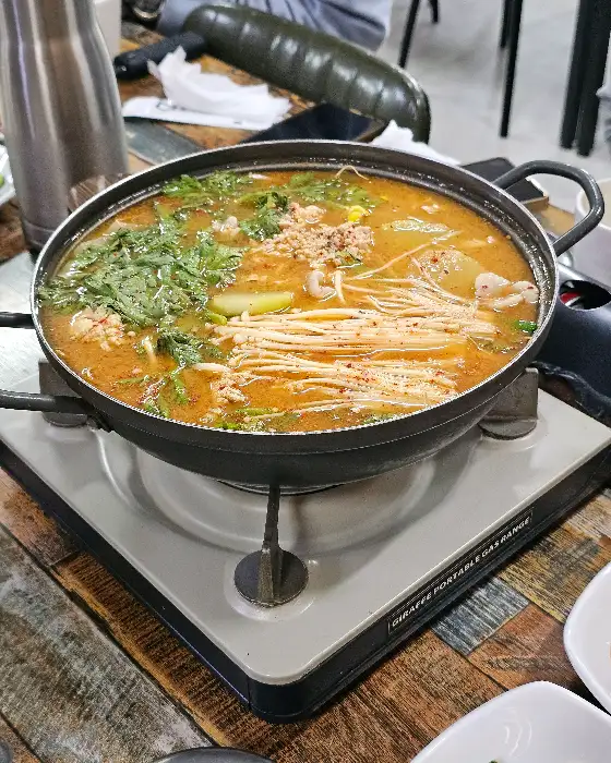 뜨겁게 끓고 있는 알탕 뚝배기