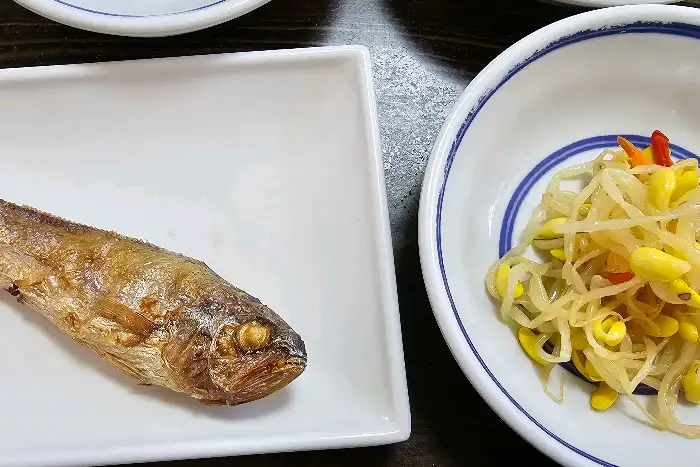 구운 생선과 콩나물 무침