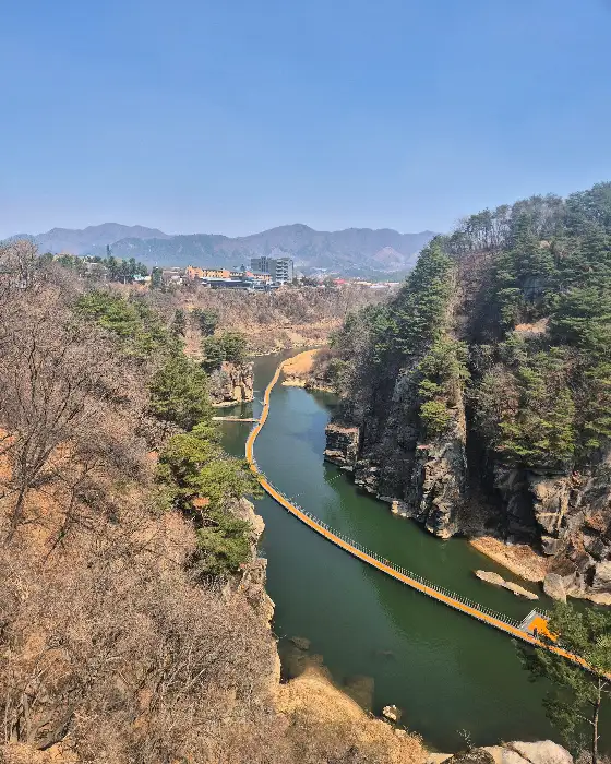 한탄강 위를 가로지르는 출렁다리