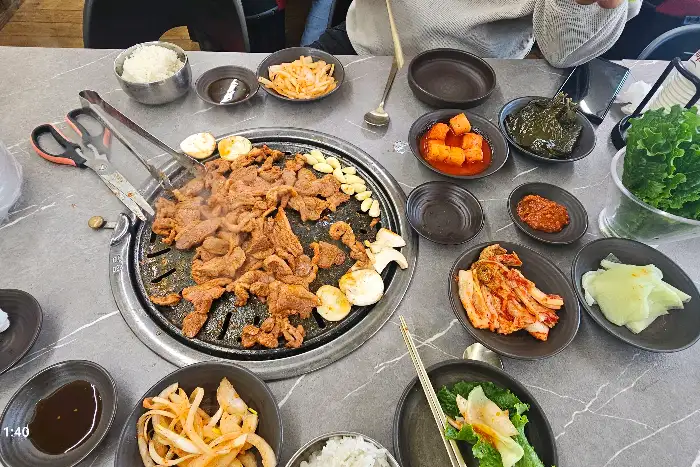 다양한 밑반찬과 함께 테이블이 차려진 모습
