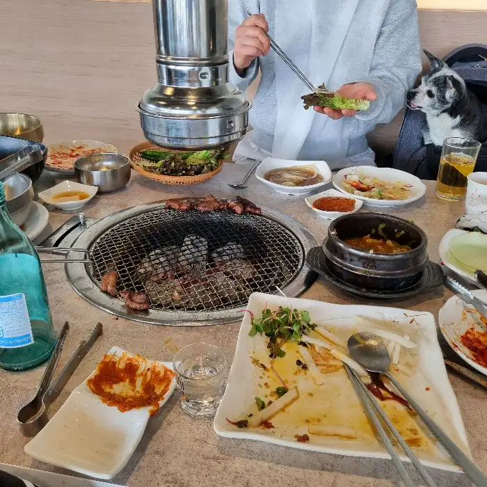 정갈하게 차려진 밑반찬들