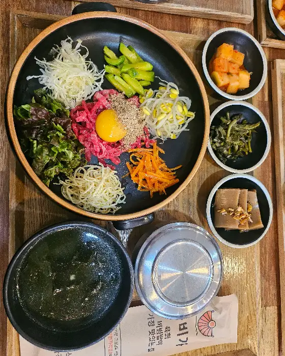 정갈하게 차려진 육회비빔밥 한 상