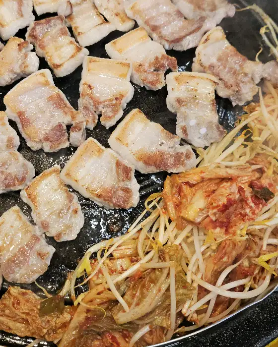 잘 구워진 삼겹살 조각들이 먹음직스럽게 놓여 있습니다.