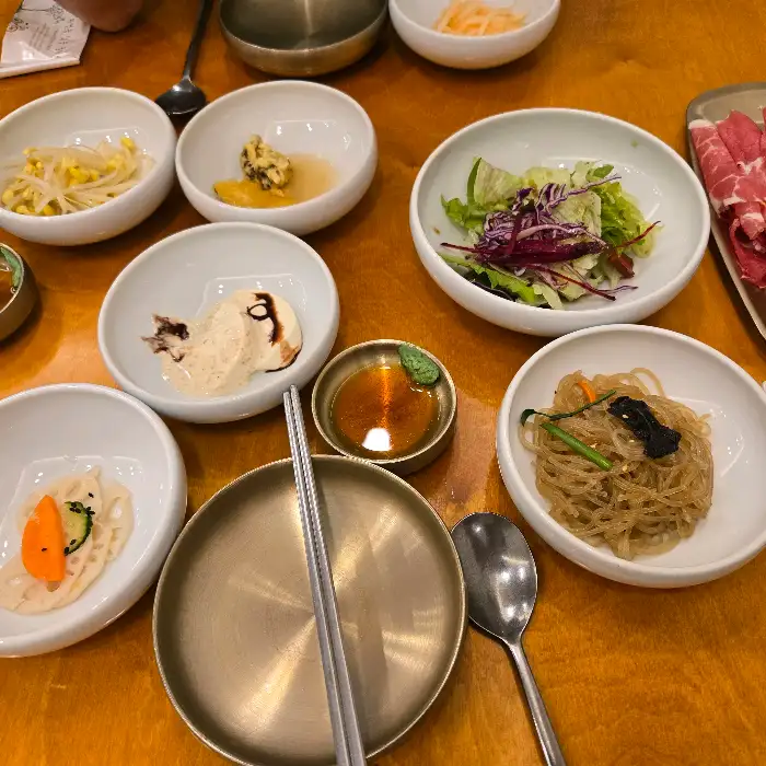 정갈하게 담겨 나온 반찬들
