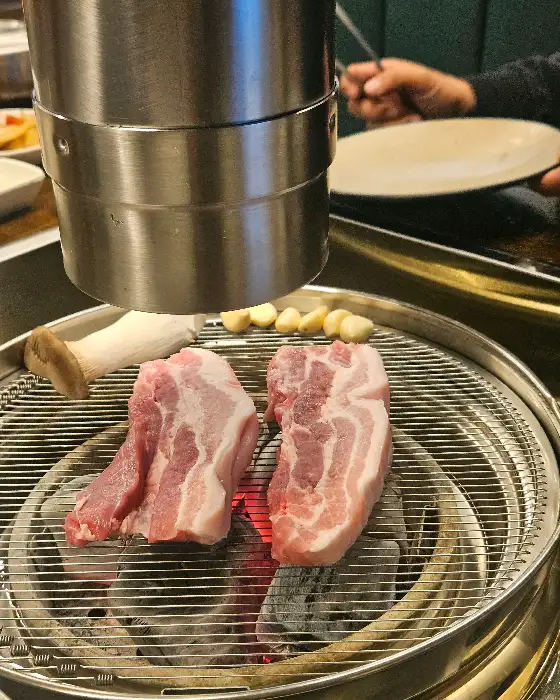 신선해 보이는 돼지고기와 버섯, 마늘