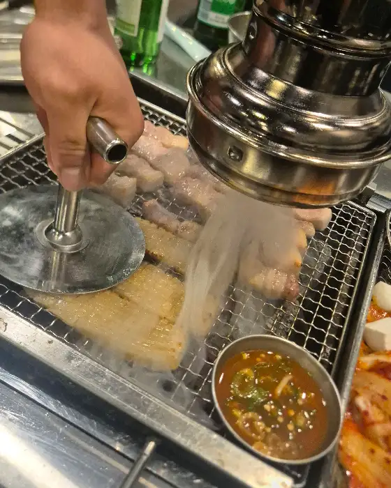 지글지글 구워지는 삼겹살과 껍데기