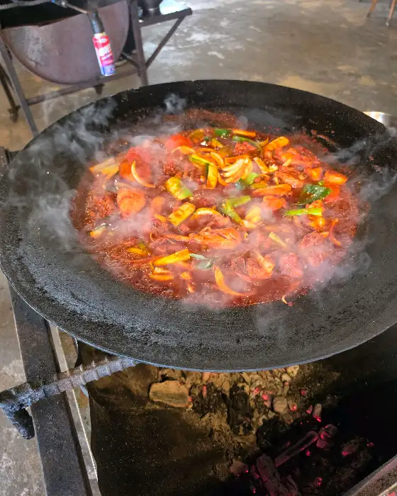 솥뚜껑 위에서 끓고 있는 닭볶음탕