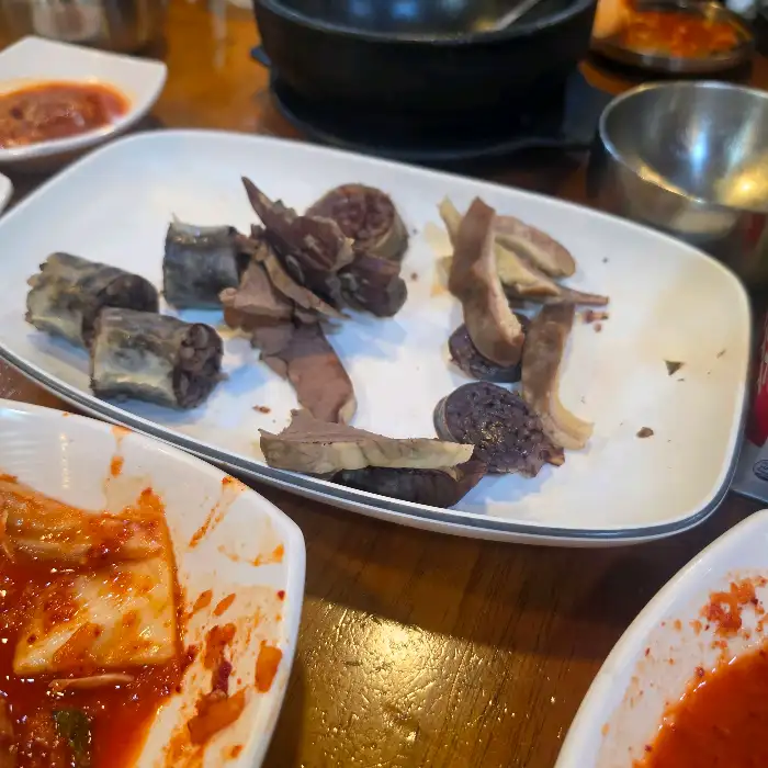 다양한 종류의 순대가 담긴 모듬 순대