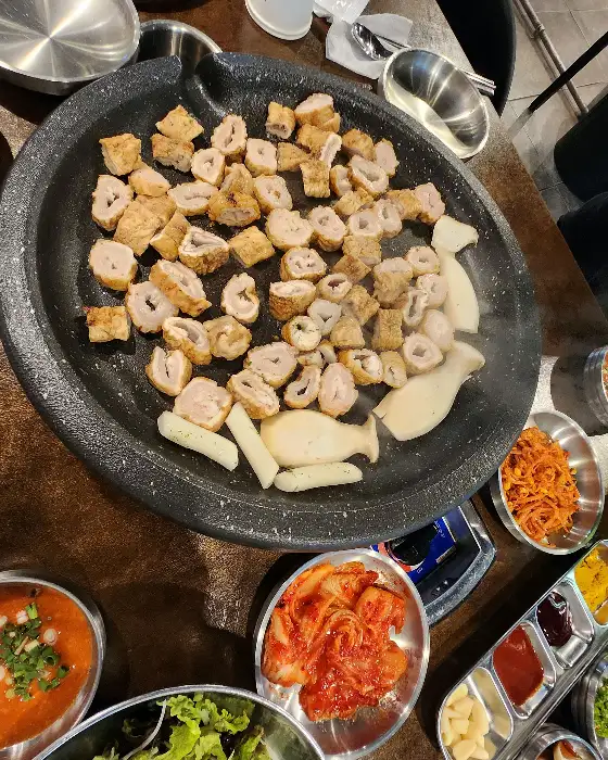 막창과 곁들임 반찬들이 놓여 있는 불판 모습