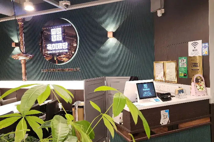 깔끔한 내부 카운터 및 입구 모습