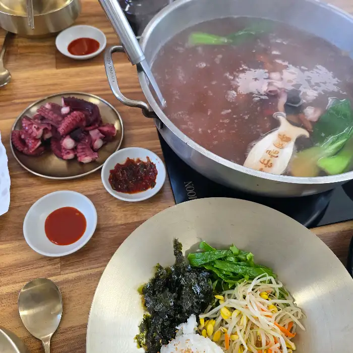 바지락과 문어, 채소가 듬뿍 들어간 칼국수 냄비