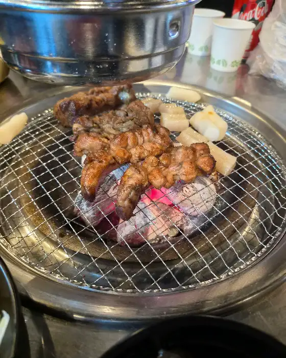 푸짐하게 담긴 쪽갈비와 밥, 그리고 묵사발