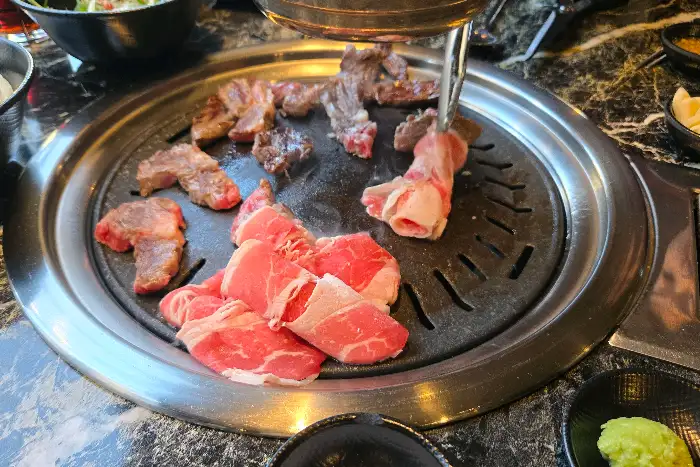 불판 위에서 맛있게 익어가는 소고기