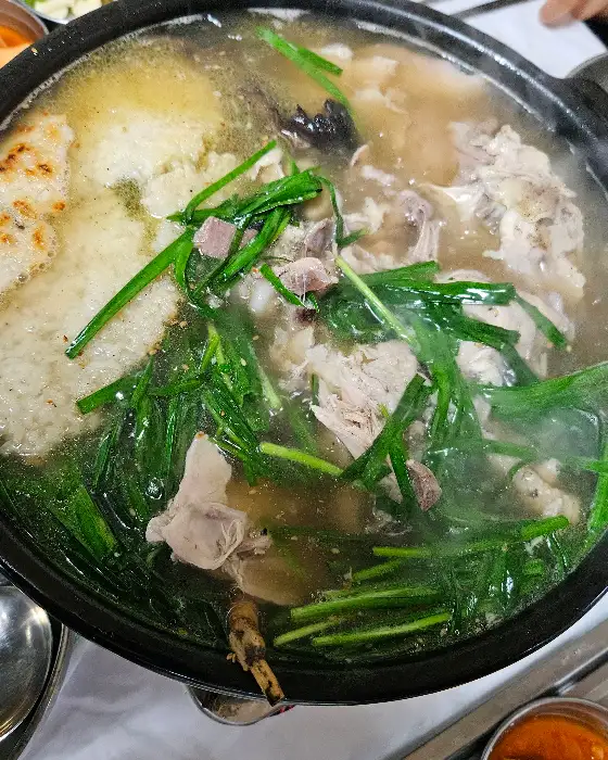능이 백숙 속 토종닭 살코기