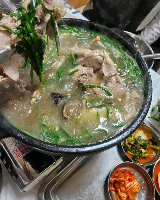 팔팔 끓고 있는 능이 백숙