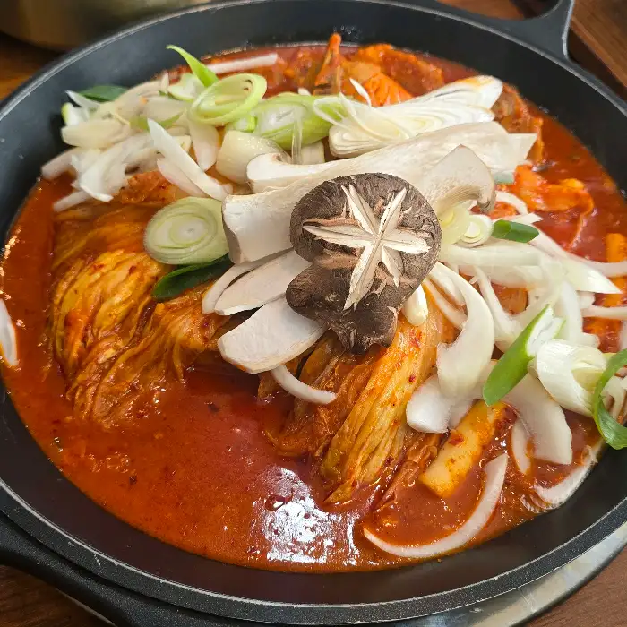 푸짐하게 담긴 묵은지 갈비찜