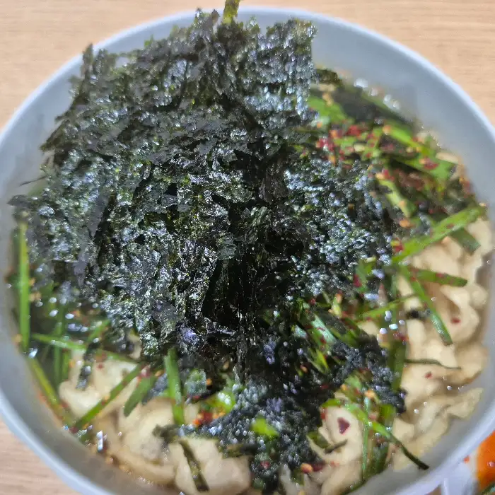 국수 면과 부추