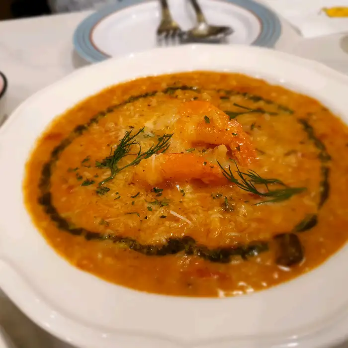 토마토 소스 베이스의 파스타 위에 홍새우 한 마리가 올라가 있고, 파슬리 가루가 뿌려져 있어 먹음직스럽다.