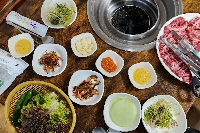 다양한 곁들임 반찬과 소고기