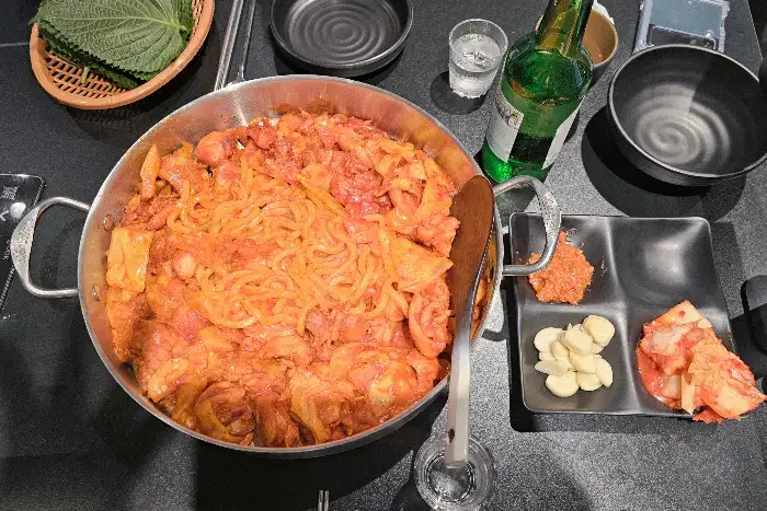 닭갈비와 수제비, 그리고 곁들임 찬