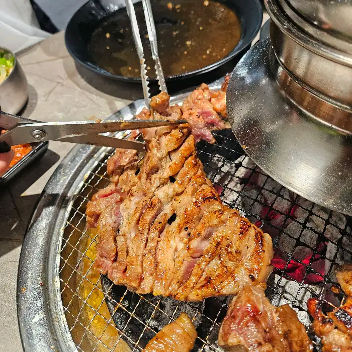 숯불 위에서 맛있게 익어가는 돼지갈비