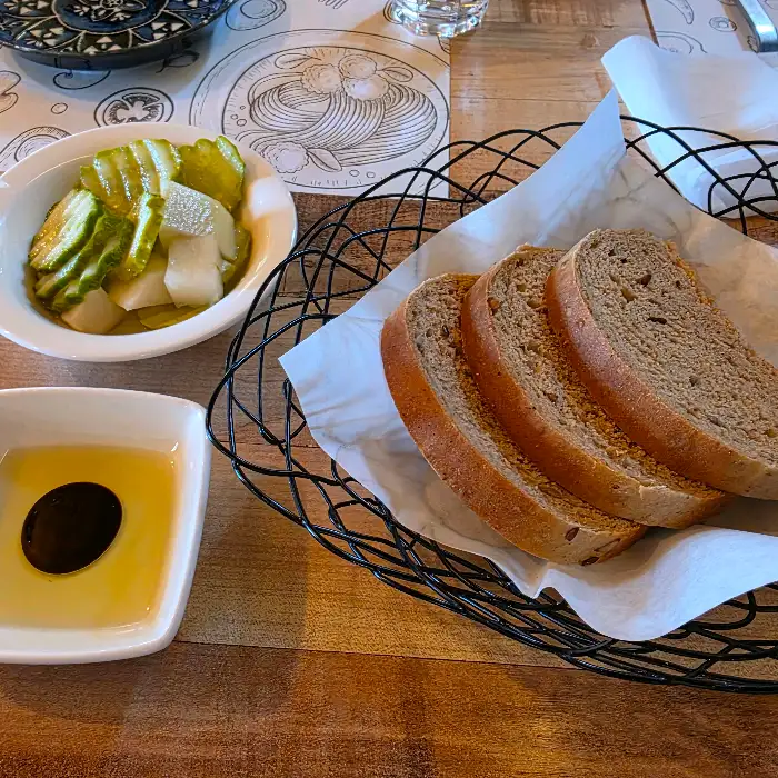 식전빵과 피클, 올리브 오일