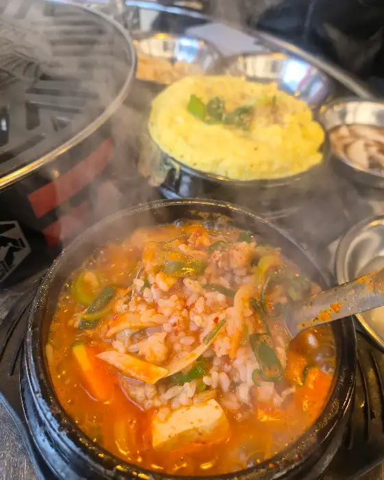 김이 모락모락 나는 순두부찌개 이미지