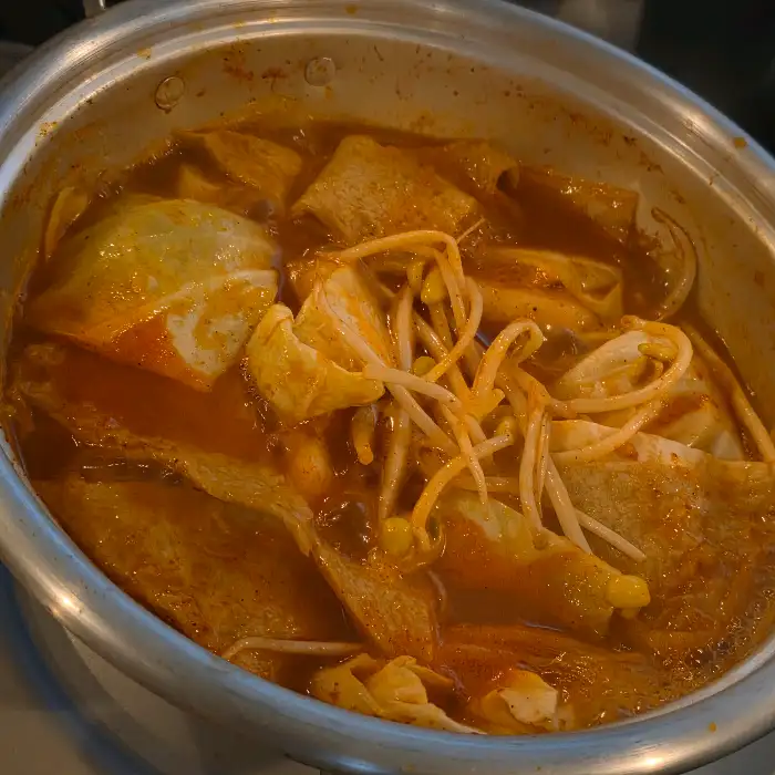 끓고 있는 떡볶이의 클로즈업 샷