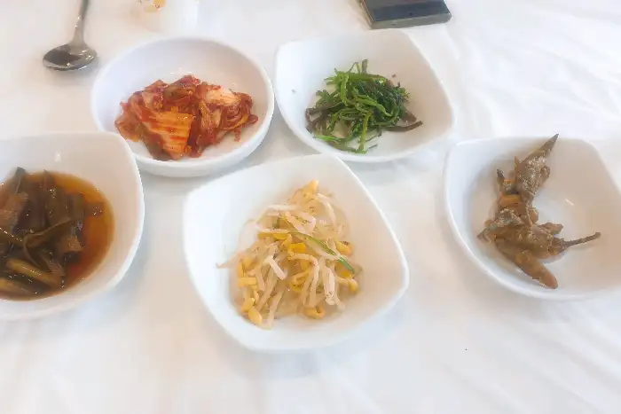 여러 가지 반찬이 담긴 작은 접시들