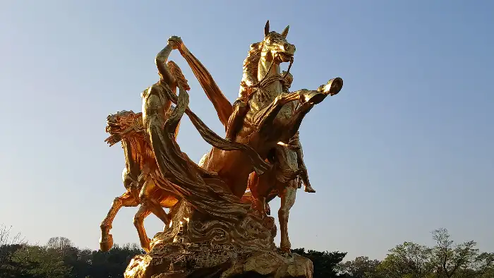황금색 조각상