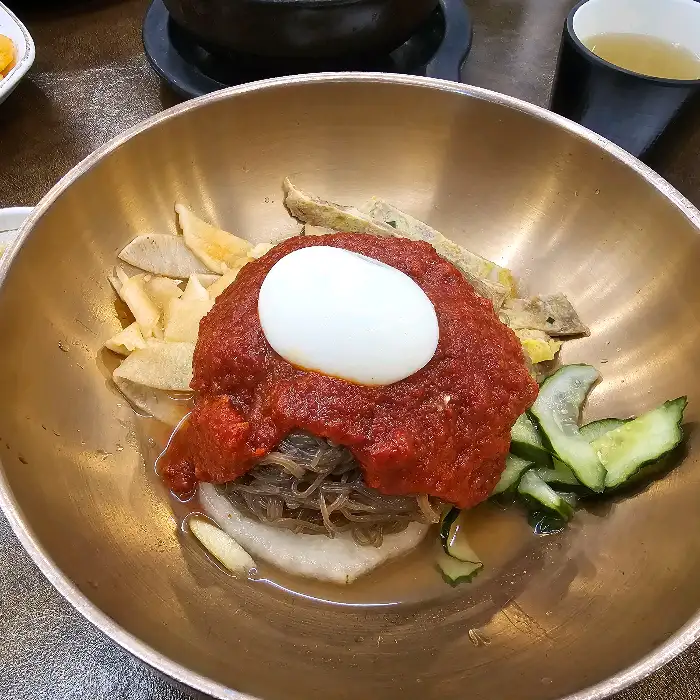 먹음직스러운 비빔냉면