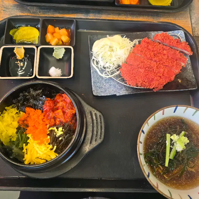 컬러 돈까스와 해초 알밥, 곁들임 찬