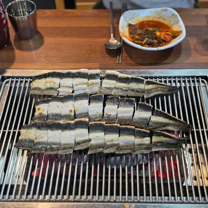 숯불 위에서 지글지글 구워지는 장어구이