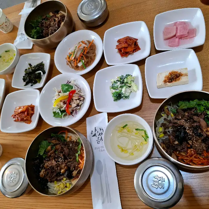 다양한 비빔밥과 밑반찬