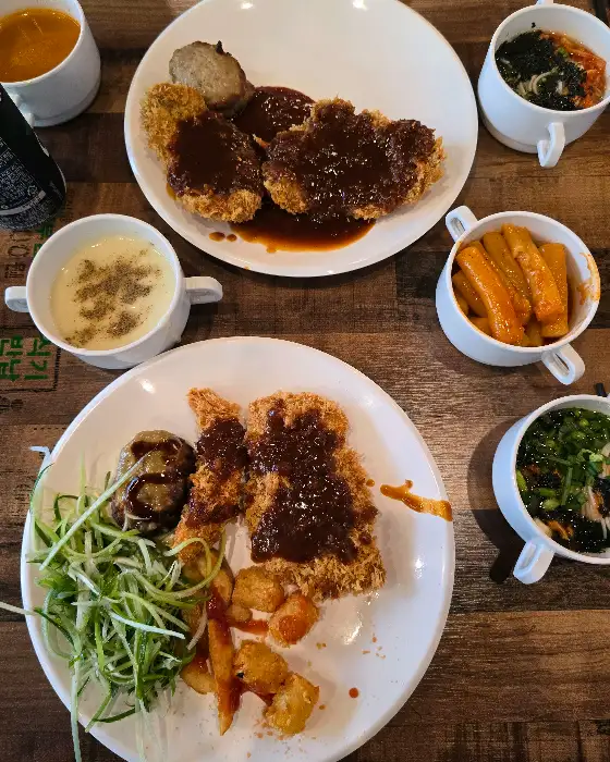 다양한 음식이 차려진 테이블