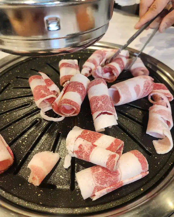 불판 위 우삼겹