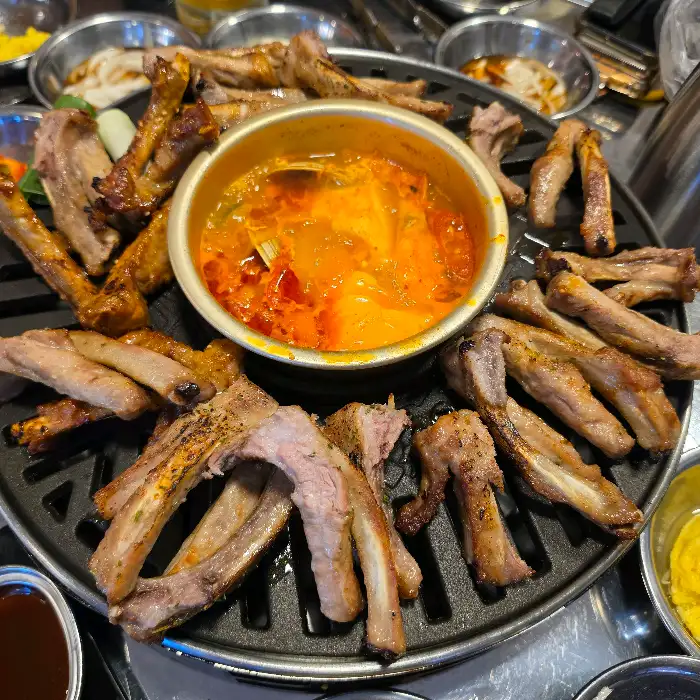 다양한 쪽갈비와 순두부찌개 이미지