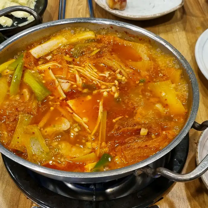 보글보글 끓고 있는 김치찌개