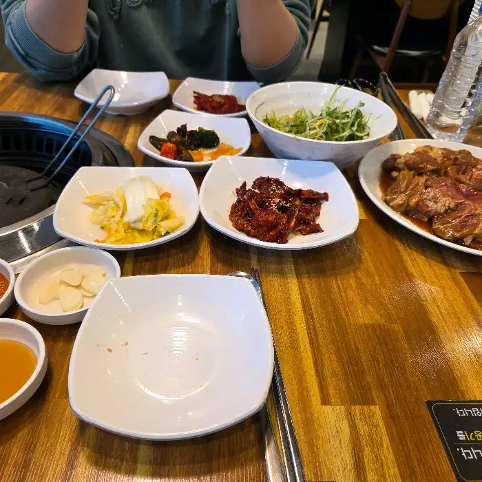 다양하게 차려진 반찬과 갈비