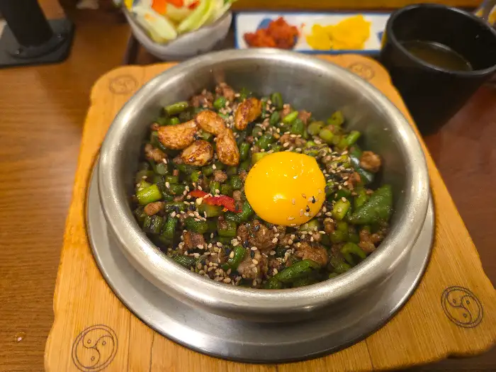 가지솥밥 위에 노른자가 올라간 모습