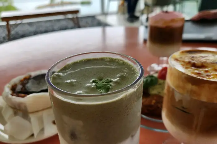바질 토마토 에이드와 디저트
