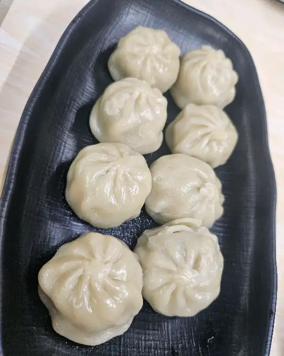 플레이팅된 감자만두 모습