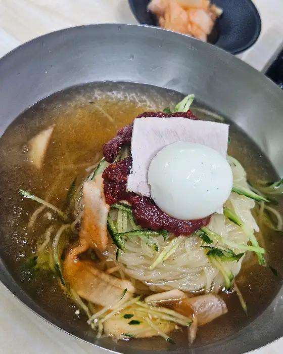 물밀면의 면발과 고명 클로즈업