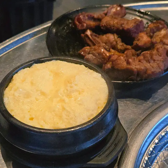 먹음직스럽게 익은 쪽갈비와 함께 나온 계란찜