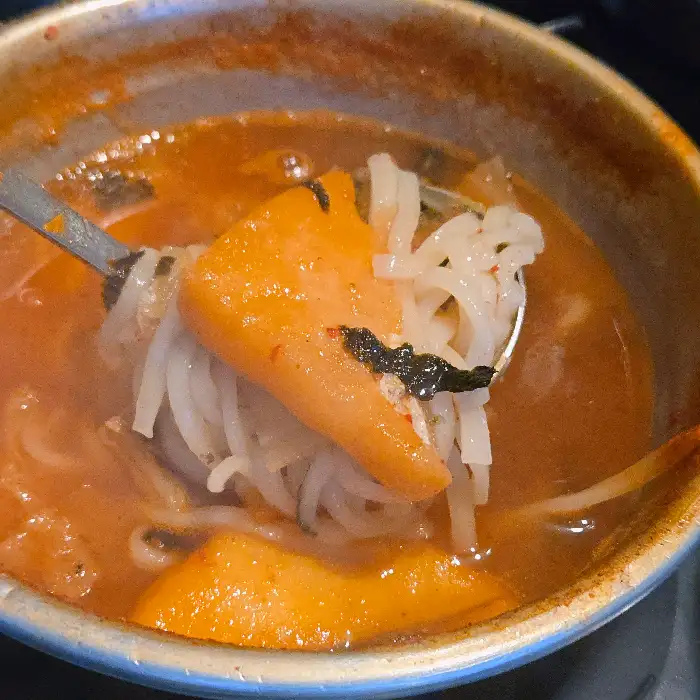 맛있는 국물이 돋보이는 국수