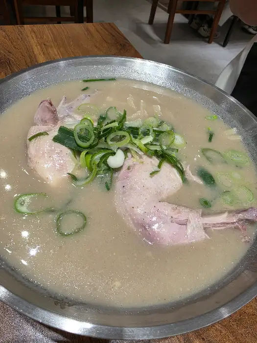 닭칼국수 한 그릇이 푸짐하게 담겨 있는 모습
