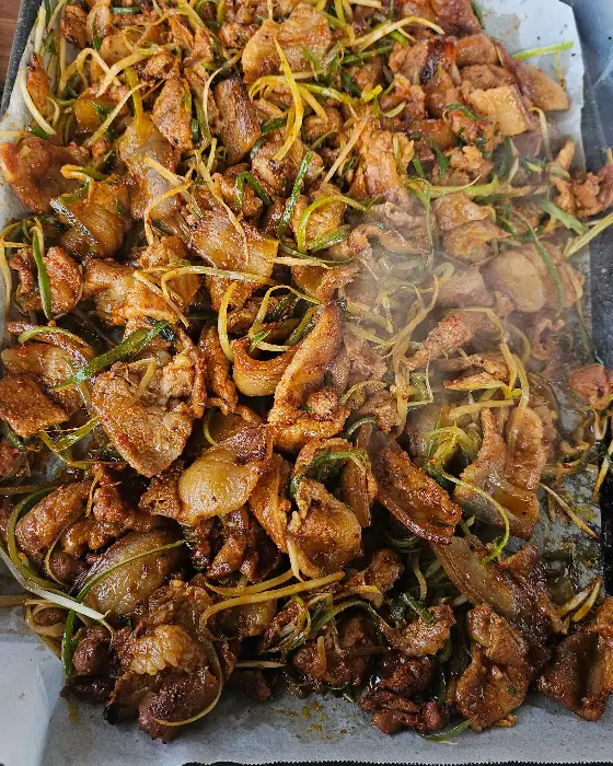 푸짐하게 담긴 연탄 돼지불고기