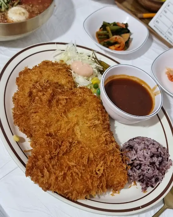 두툼하고 바삭한 돈까스