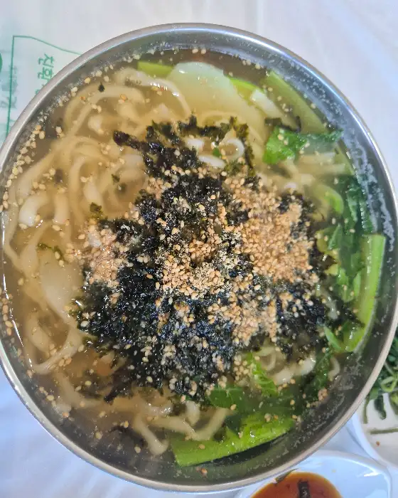 그릇에 담긴 칼국수