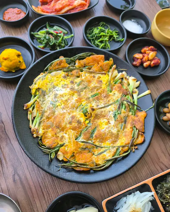 노릇하게 부쳐진 파전과 다양한 밑반찬